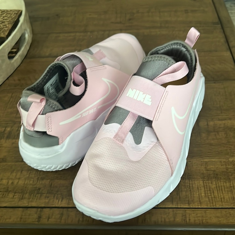 Nike sneakers size 6